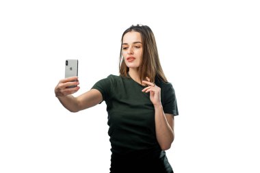 Yaşamın Anlarını Yakalamak: Bir Kadın Teknoloji ve Fotoğrafçılığı Kucaklıyor. Cep telefonuyla fotoğraf çeken bir kadın.