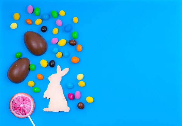 Sweet Delight Kleurrijke Snoepjes Een Levendige Blauwe Tafel Een Tafel — Stockfoto