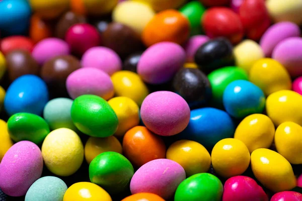 Tęcza Słodkich Rozkoszy Stos Kolorowych Cukierków Siedzących Stole — Zdjęcie stockowe