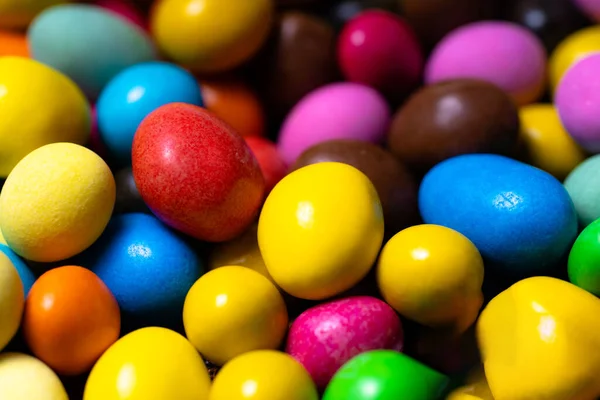 Een Toren Van Zoete Lekkernijen Een Stapel Kleurrijke Snoepjes Elkaar — Stockfoto