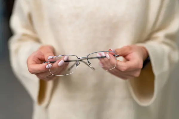 Kvinna Omfamnande Glasögon Elegans Kvinna Som Håller Ett Par Glasögon — Stockfoto