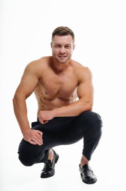 Bir resim için çıplak bir adam poz veriyor.