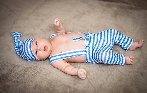 Bebé Acostado Espalda Con Traje Rayas Azules Blancas Bebé Acostado — Foto de Stock