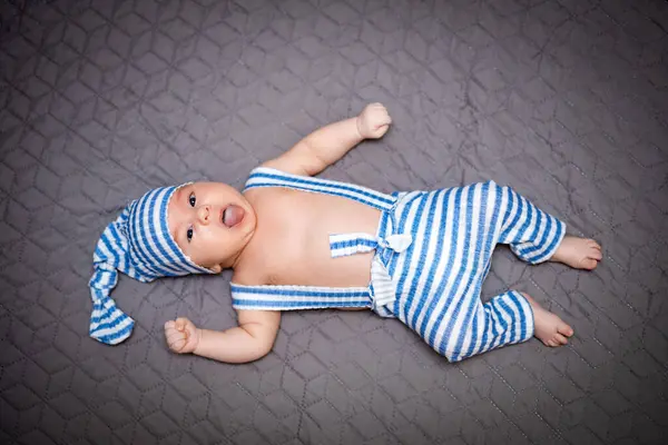 Bebé Acostado Boca Arriba Sobre Una Cama Bebé Adorable Descansando — Foto de Stock