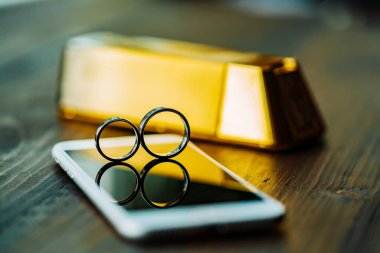 Modern Tablet 'in üzerinde duran Güzel Yüzükler. Tabletin üstünde duran bir çift yüzük.