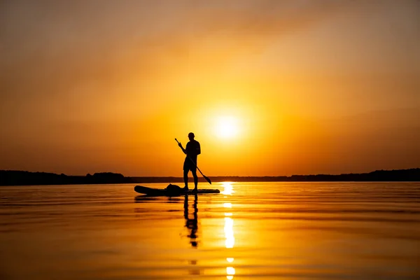 Una Persona Piedi Una Pedana Acqua Momento Serenità Stand Paddleboarding — Foto Stock