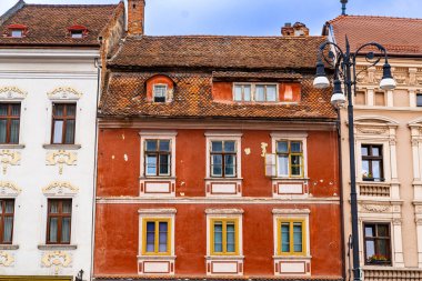 Eşsiz Mimari Tarzları olan Bitişik Binalar. Yan yana iki bina var.