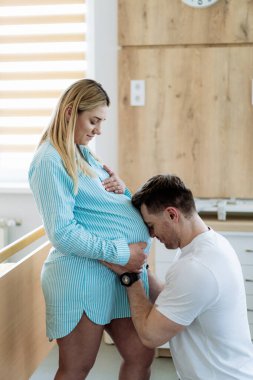 Mavi cüppeli bir kadın bir erkeğin kravatını bağlıyor. Mavi cüppeli bir kadın Erkek kravatı bağlıyor