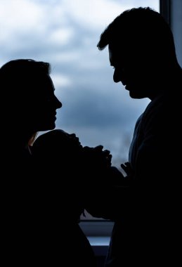 İki Ruhun Tesadüfi Karşılaşması. Bir adam ve bir kadın yan yana duruyordu.