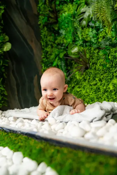 Дитина Ковдрі Перед Яскравою Зеленою Стіною Дитина Лежить Ковдрі Перед — стокове фото