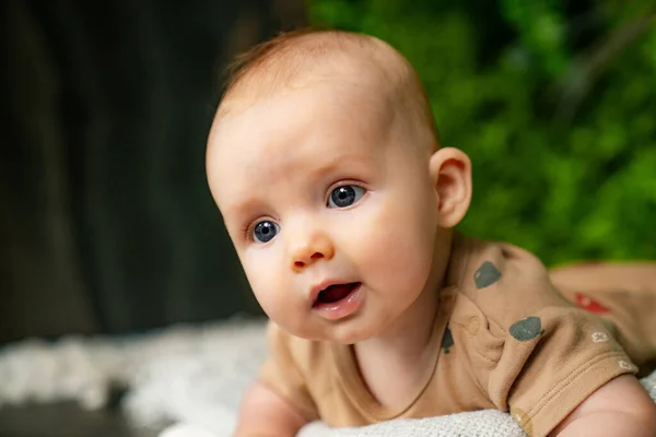 Mirada Juguetona Bebé Curioso Capturada Una Manta Suave Bebé Acostado — Foto de Stock
