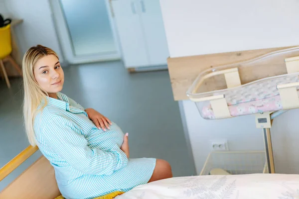 Těhotná Žena Sedící Nemocničním Lůžku Waiting Journey Expectant Mother Anexpect — Stock fotografie