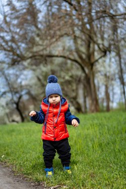 Bir tarlanın ortasında duran küçük bir çocuk. Geniş Arazide Meraklı Küçük Bir Çocuk