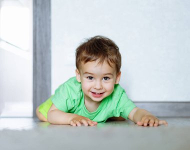 Küçük bir çocuk bir filin yanında yerde yatıyor. İlginç Bir Karşılaşma: Görkemli Fil Tarafından Büyülenen Küçük Bir Çocuk