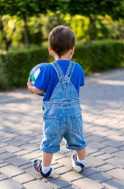 Büyüleyici Tuğla Yoldaki Küçük Çocuğun Maceralı Yolculuğu. Tuğla bir yolda duran küçük bir çocuk