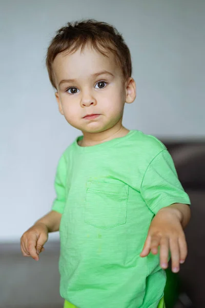 Маленький Хлопчик Зеленій Сорочці Зелених Штанях Маленький Хлопчик Зеленій Сорочці — стокове фото