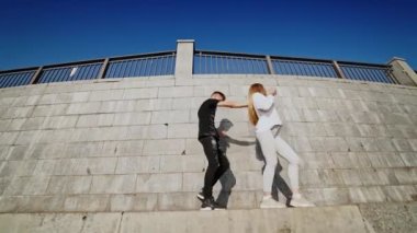 Romantik açık hava aşıkları. Mutlu çift sokakta dans ediyor.