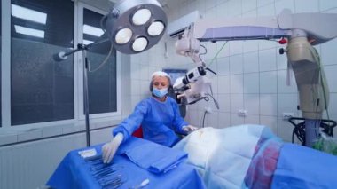 Hasta cerrahi mikroskop altında. Göz cerrahisi sırasında odada kalan hasta.