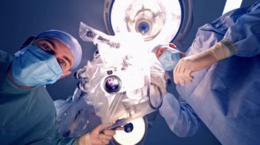 Nöroşirürji ekibini kapatın. Tıbbi ekip modern ameliyathanede nöroşirürji ameliyatı yapıyor.