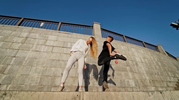 Obekymrad Och Fri Ungdom Vackra Unga Och Professionella Par Dans — Stockvideo