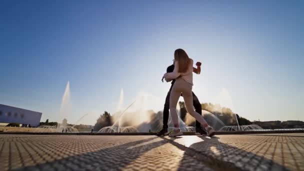 Két Szerelmes Táncol Utcán Romantikus Fiatal Pár Táncol Szabadban Szökőkút — Stock videók