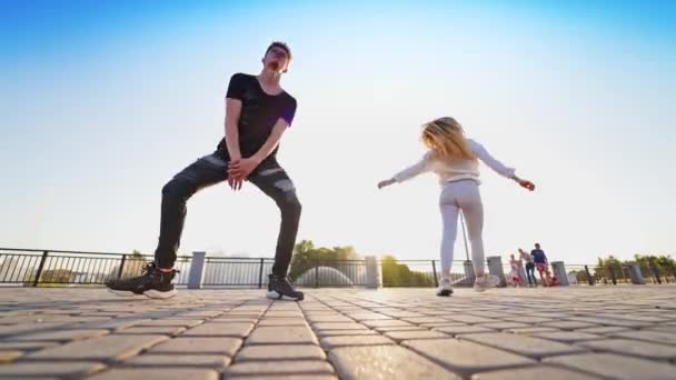 Dançando Juntos Livre Casal Jovem Dançando Contra Fundo Fonte — Vídeo de Stock