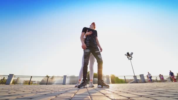 Boldog Pár Táncol Fiatalok Zene Ritmusában Táncolnak Városban — Stock videók