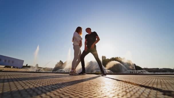 Грайлива Танцювальна Пара Пара Танцює Набережній Річки — стокове відео