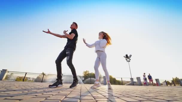 Couple Dansant Près Fontaine Joyeux Joyeux Jeunes Couples Aimants Qui — Video
