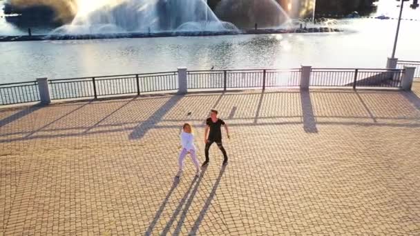 Glada Tonåringar Dansar Nära Floden Flygfoto Bekymmerslöst Par Kärlek Dans — Stockvideo