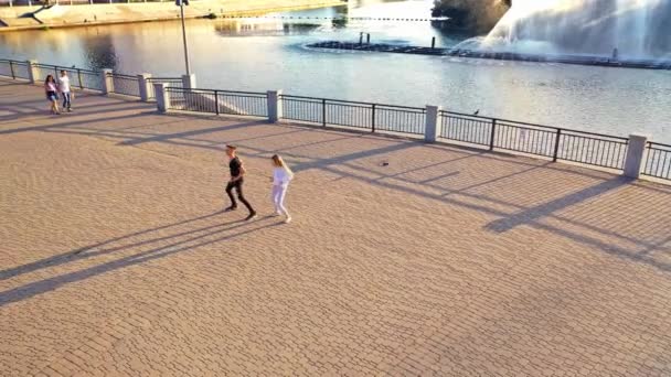 Пара Профессиональных Танцоров Вид Воздуха Танцующую Открытом Воздухе Молодую Пару — стоковое видео