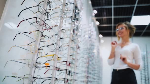 Mulher Tentar Óculos Cliente Experimentando Quadros Loja Óculos — Vídeo de Stock