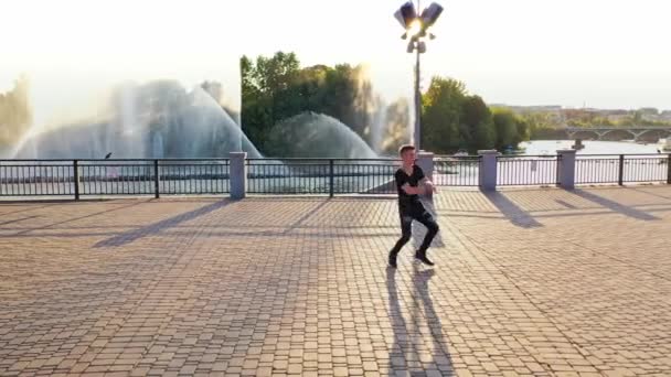Chico Joven Bailando Alegre Positivo Hipster Hombre Activamente Bailando Cerca — Vídeo de stock