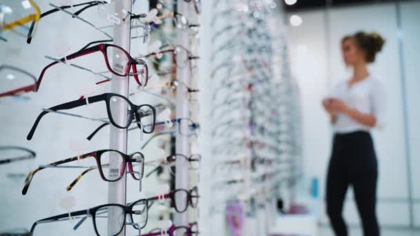 Mujer Eligiendo Gafas Mujer Joven Probando Gafas Óptica — Vídeos de Stock