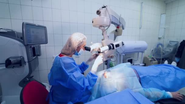 Operacja Oka Operacja Zaćmy Ręce Chirurga Rękawiczkach Wykonujących Laserową Korekcję — Wideo stockowe