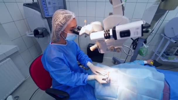 Κάνω Επέμβαση Λέιζερ Στα Μάτια Χειρουργός Που Εξετάζει Μικροσκόπιο Στο — Αρχείο Βίντεο