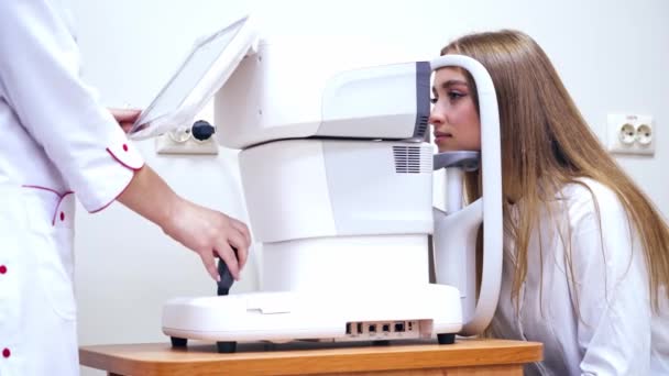 女人在诊所检查眼睛视光师检查年轻漂亮女人的视力 — 图库视频影像