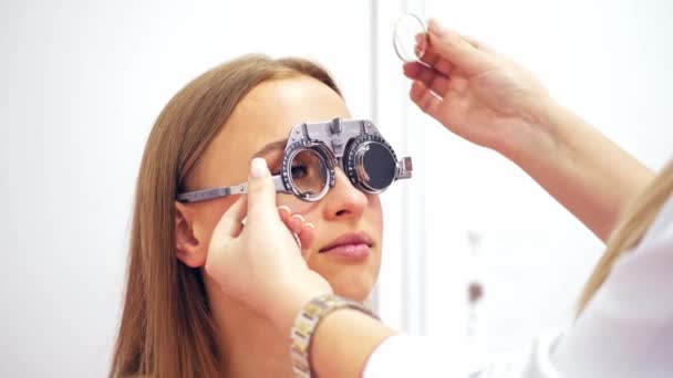 Femme Qui Vérifie Vision Oculaire Patient Pour Vérifier Vision Clinique — Video