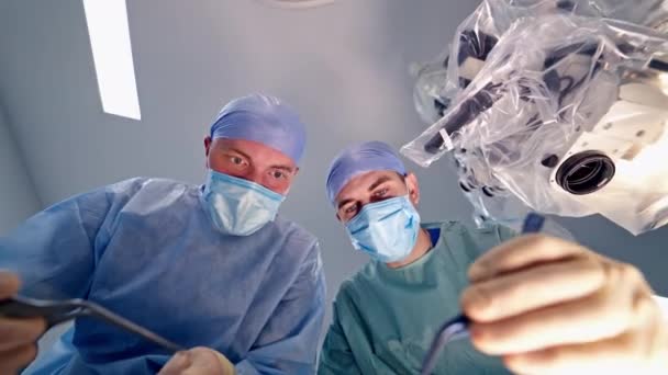 手術中の手術器具 現代の手術室での手術 — ストック動画