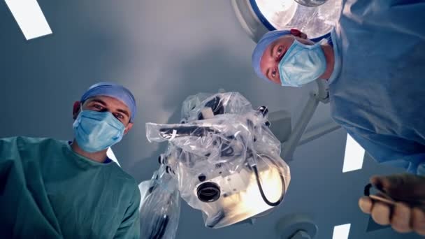 Cirurgiões Realizam Operação Médicos Profissionais Que Realizam Cirurgia — Vídeo de Stock
