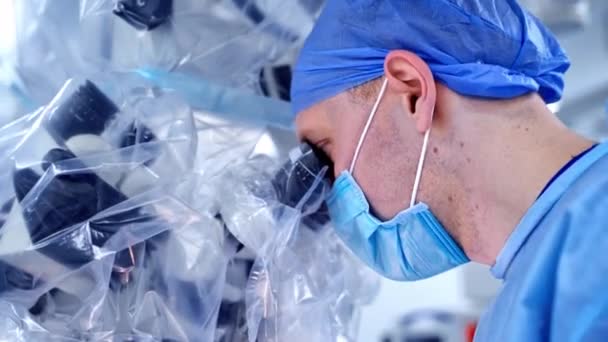 Chirurg Mit Operationsmikroskop Arzt Arbeitet Modernen Operationssaal Und Operiert Unter — Stockvideo