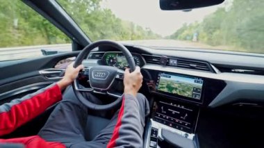 Ukrayna 'nın başkenti Kyiv, 28 Ekim 2019: Kırsal yolda giden araba görüntüsü