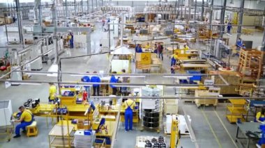 Kyiv, Ukrayna, 28 Ekim 2019: fabrika binasının endüstriyel iç mimarisi. Çalışma teknolojisi montaj makinesi işlemleri