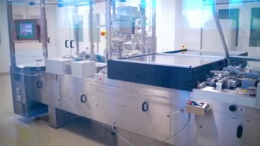 Endüstriyel eczacılık konsepti. Kalite kontrol çalışanları laboratuarda hapları inceliyor.