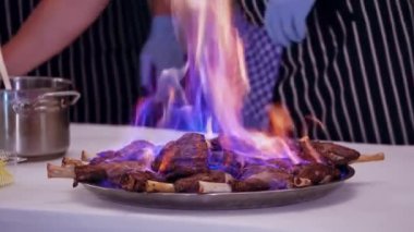 Lokantada yemek masası. Restoranda yanan ete yakın.