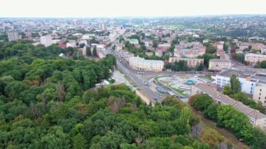 Hava kentsel yeşil parkı. Kentsel ufuk çizgisi ve park manzarası