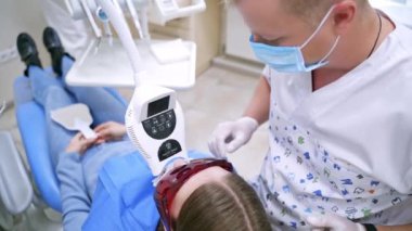 Klinikte beyazlayan dişler. Ultraviyole ışıkla diş beyazlatma prosedürü