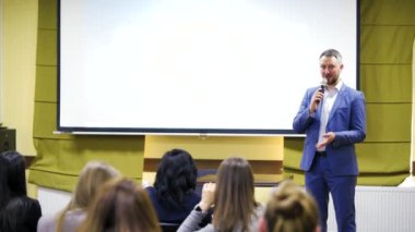 Konferans konferansında konuşmacı. İş adamı bir konferansta sunum yapıyor