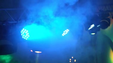 Işıklandırma ekipmanı sahnede. Sahne ışıkları konser için ışıklandırma platformunda