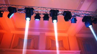 İçi projektörle parlıyordu. Sahne arkası projektörlü konser